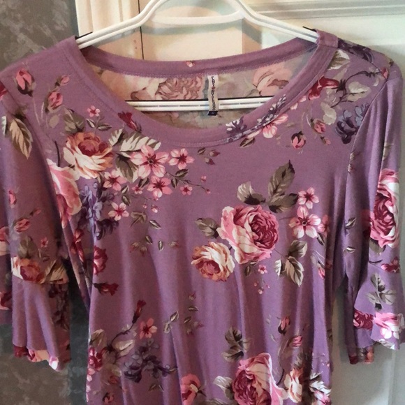 Maternity flutter sleeve floral top - Picture 2 of 2
